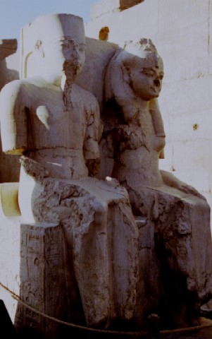 Staturen im Luxor-Tempel