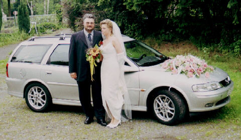 Brautpaar mit Auto